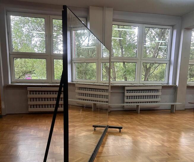 Mobilne lustra w stalowej, jezdnej ramie (czarny mat)