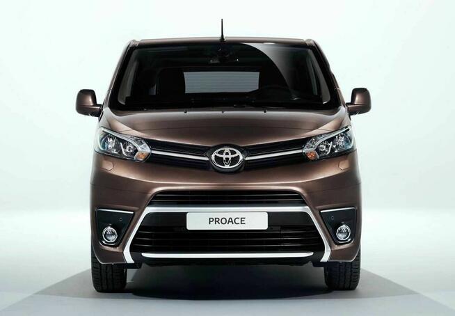 Na wynajem bus VIP Toyota Proace Verso Long 7-osobowy Wrocła