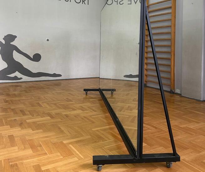 Mobilne lustra w stalowej, jezdnej ramie (czarny mat)