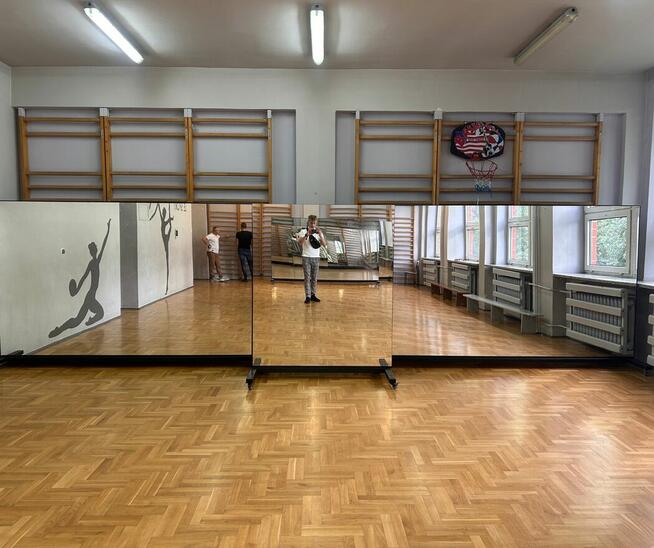 Mobilne lustra w stalowej, jezdnej ramie (czarny mat)