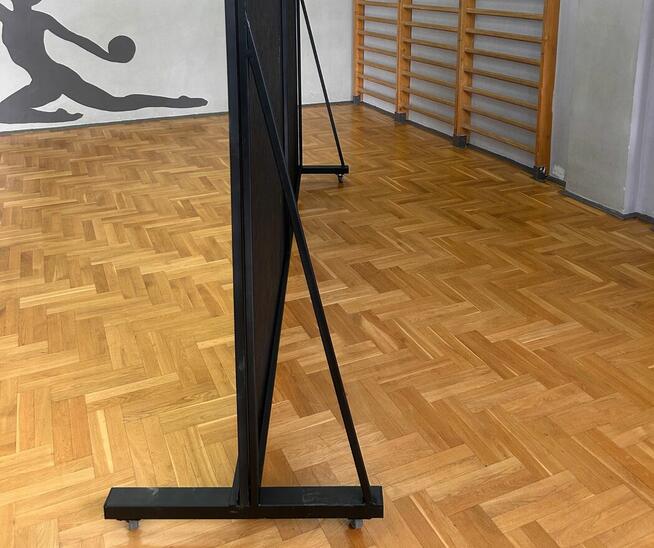 Mobilne lustra w stalowej, jezdnej ramie (czarny mat)