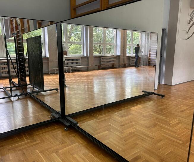 Mobilne lustra w stalowej, jezdnej ramie (czarny mat)