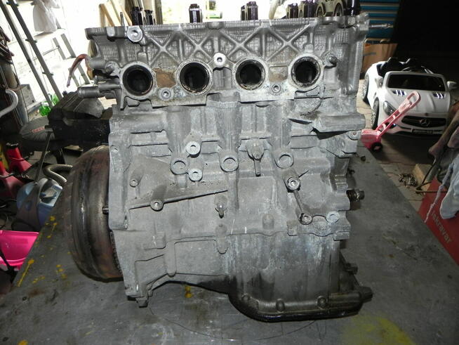 Toyota Słupek z głowicą silnika 1600