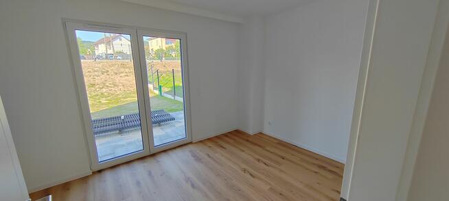 Nowoczesny Apartament z ogrodem i dużym garażem.