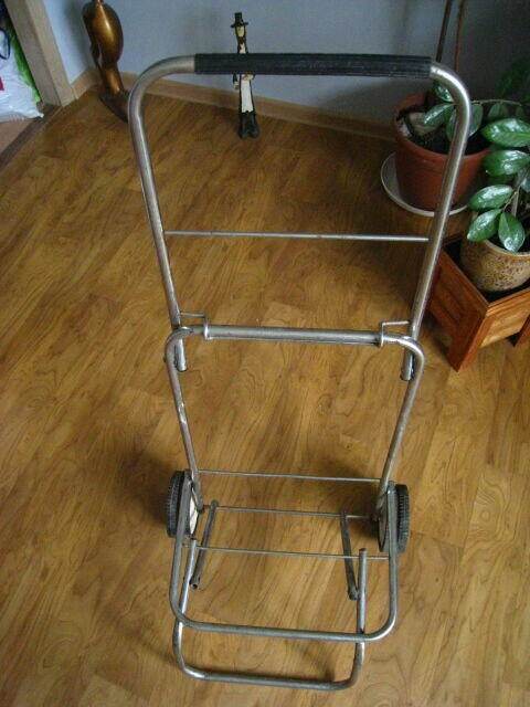 Wózki transportowe składane, duży i mały.