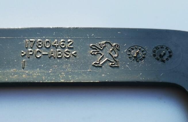 Peugeot 3008 nakładka ramka rączki klamki składania kanapy