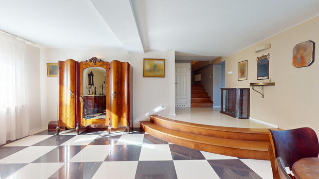 Wygodny dom zatopiony w zieleni