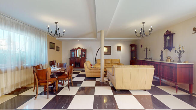 Wygodny dom zatopiony w zieleni