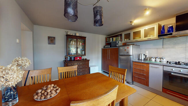 Wygodny dom zatopiony w zieleni