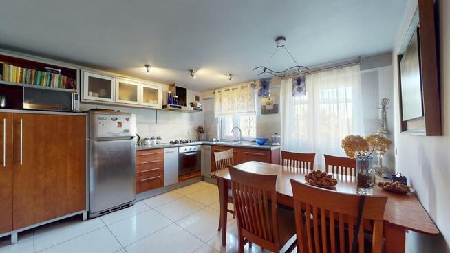 Wygodny dom zatopiony w zieleni