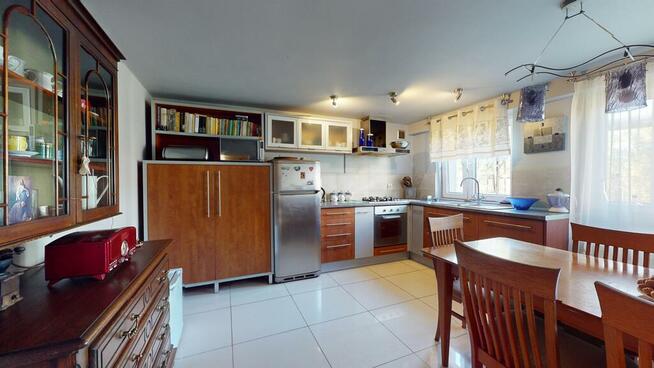 Wygodny dom zatopiony w zieleni