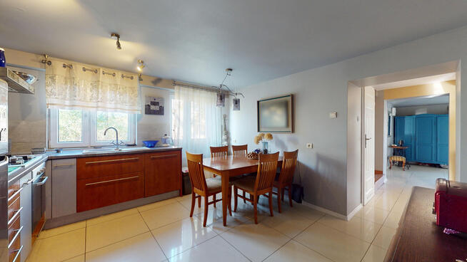 Wygodny dom zatopiony w zieleni