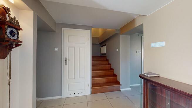 Wygodny dom zatopiony w zieleni