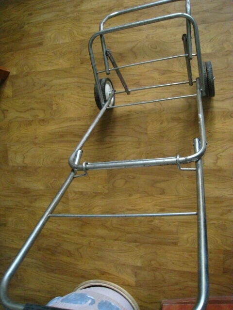 Wózki transportowe składane, duży i mały.