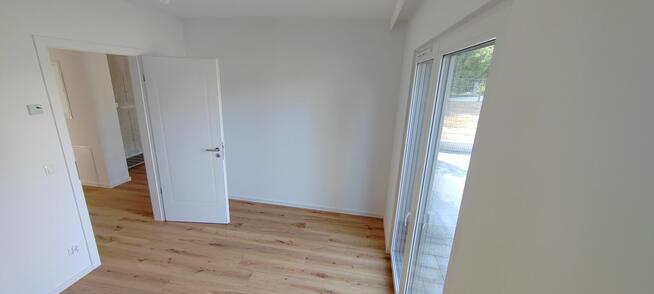 Nowoczesny Apartament z ogrodem i dużym garażem.