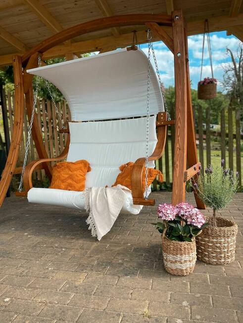 Zadaszona huśtawka ogrodowa z drewna modrzewiowego