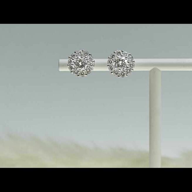 Srebrne kolczyki z cyrkoniami zapinane na sztyft.