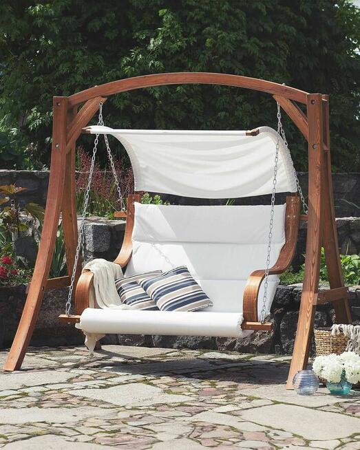 Zadaszona huśtawka ogrodowa z drewna modrzewiowego