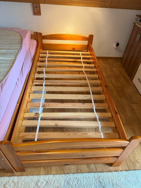 Łóżka z litego drewna olchowego z materacami, stan b. dobry