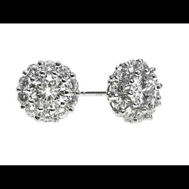 Srebrne kolczyki z cyrkoniami zapinane na sztyft.