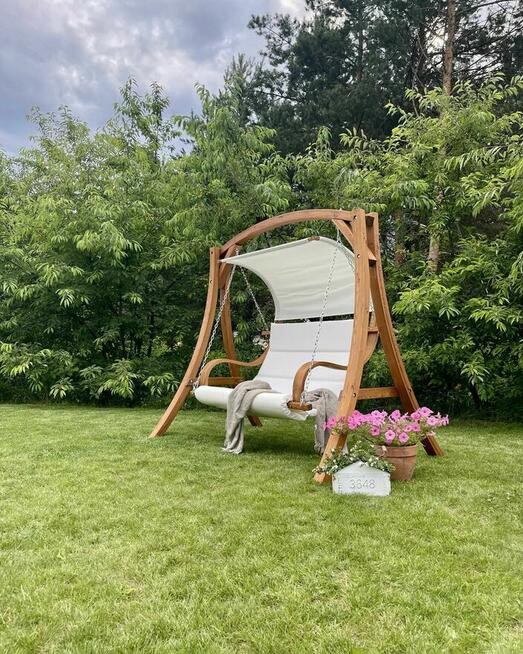 Zadaszona huśtawka ogrodowa z drewna modrzewiowego