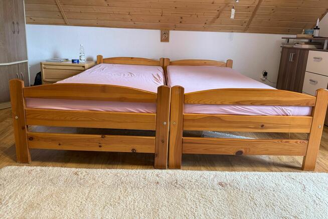 Łóżka z litego drewna olchowego z materacami, stan b. dobry