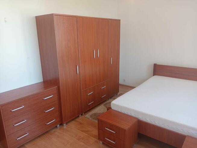 Pokój urządzony dla pary z parkingami.