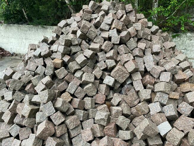 Kostka granitowa Bohus brązowy 8/11 surowo łupany