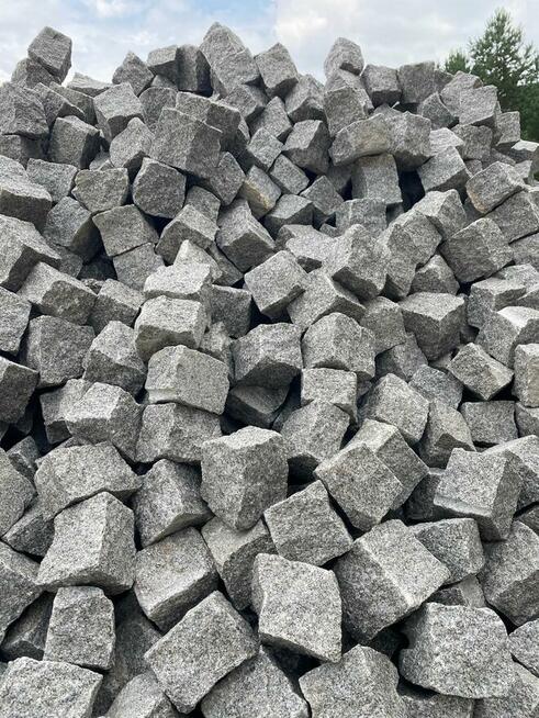 Kostka granitowa Bohus siwy surowo łupana 8/11