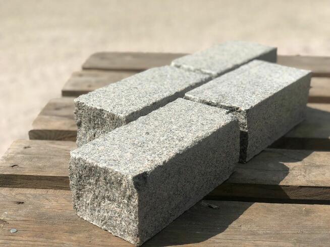 Kostka Bohus siwy 10x20x8 cięto płomieniowana