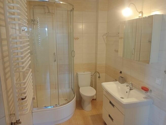 Pokój urządzony dla pary z parkingami.