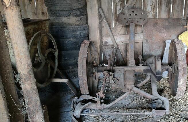 Stara Kosiarka konna listwowa zabytkowa na metalowych kołach