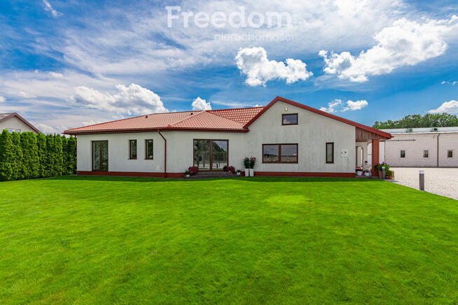 Gospodarstwo z eleganckim domem, halą i maszynami