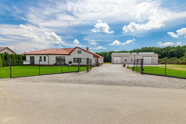 Gospodarstwo z eleganckim domem, halą i maszynami
