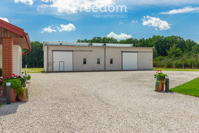 Gospodarstwo z eleganckim domem, halą i maszynami