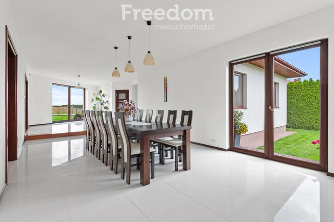 Gospodarstwo z eleganckim domem, halą i maszynami