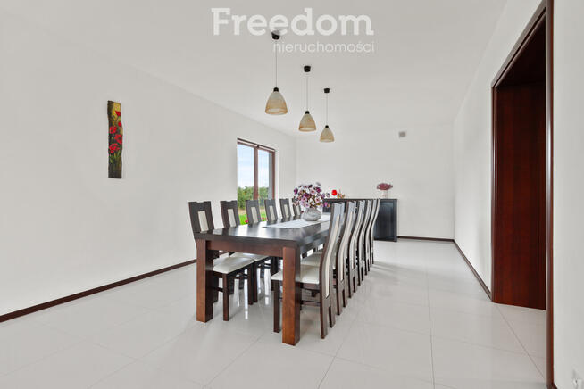 Gospodarstwo z eleganckim domem, halą i maszynami