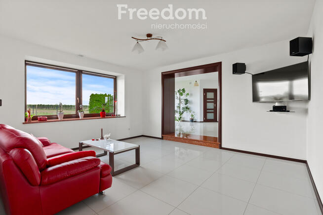 Gospodarstwo z eleganckim domem, halą i maszynami