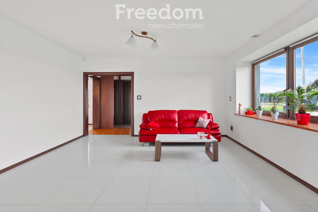 Gospodarstwo z eleganckim domem, halą i maszynami