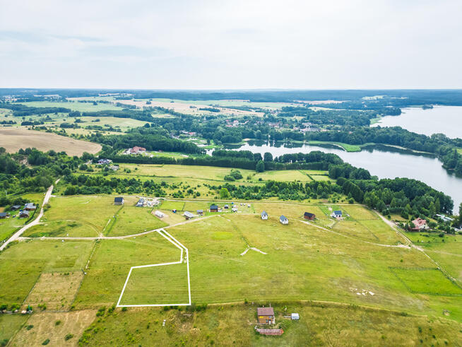 Piękna działka z dojściem do Jeziora Lubie.