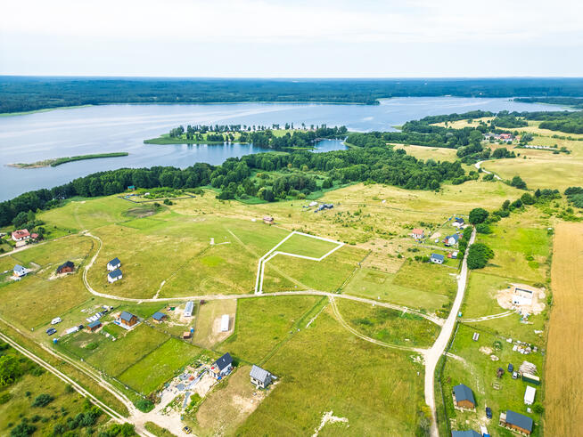 Piękna działka z dojściem do Jeziora Lubie.