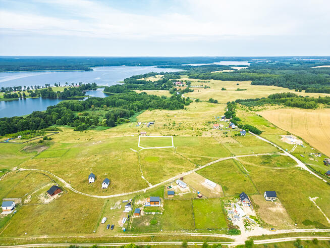 Piękna działka z dojściem do Jeziora Lubie.