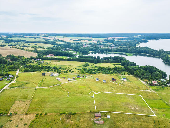 Piękna działka z dojściem do Jeziora Lubie.