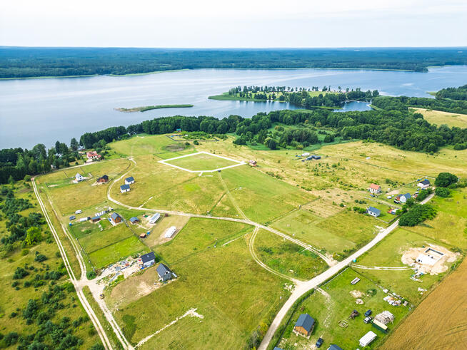 Piękna działka z dojściem do Jeziora Lubie.