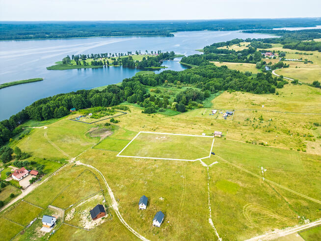 Piękna działka z dojściem do Jeziora Lubie.