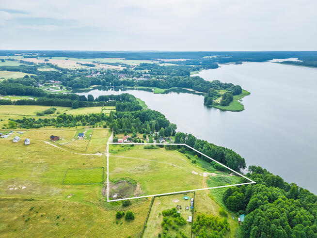 Inwestycyjny grunt z linią brzegową jeziora Lubie