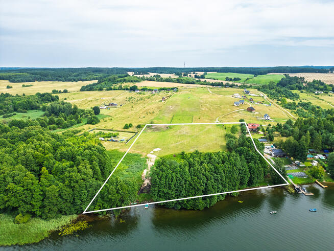 Inwestycyjny grunt z linią brzegową jeziora Lubie