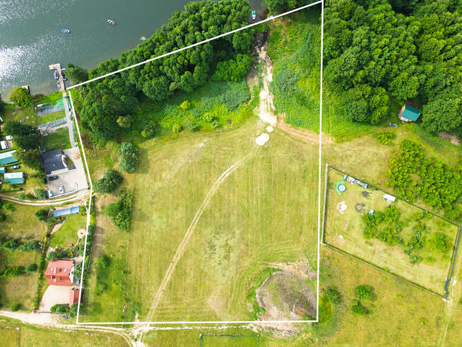 Inwestycyjny grunt z linią brzegową jeziora Lubie