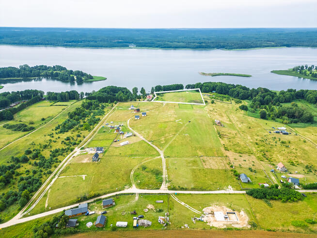 Inwestycyjny grunt z linią brzegową jeziora Lubie