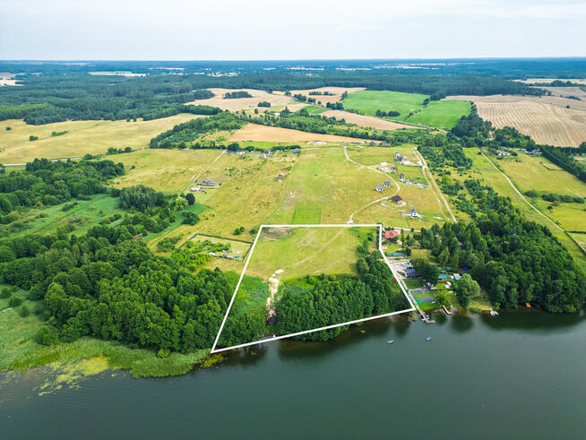 Inwestycyjny grunt z linią brzegową jeziora Lubie